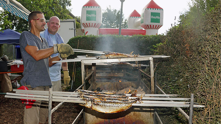 Der Sommertag war heiß, aber am Grillstand beim offenen Holzkohlenfeuer war es noch viel heißer. Alle Achtung vor den Männern am Makrelen-Grill. Foto: Irene Konrad Der Sommertag war heiß, aber am Grillstand beim offenen Holzkohlenfeuer war es noch viel heißer. Alle Achtung vor den Männern am Makrelen-Grill. Foto: Irene Konrad