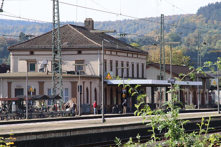 Seit Jahren in der Kritik: Die Situation am Lohrer Bahnhof. Seit Jahren in der Kritik: Die Situation am Lohrer Bahnhof.