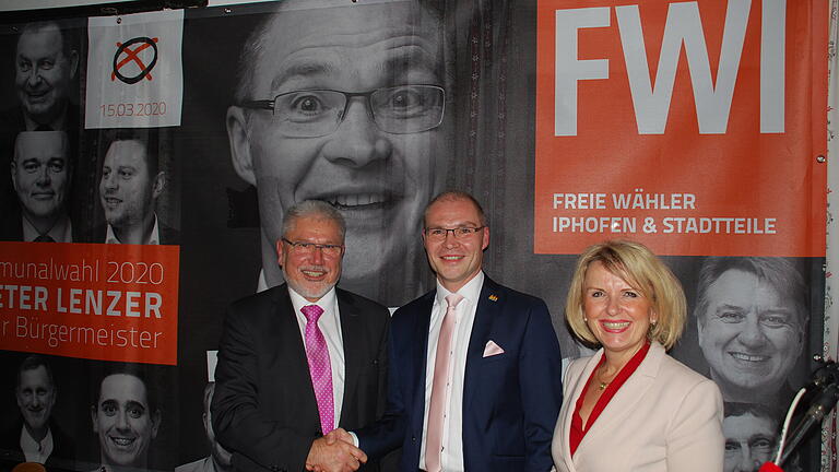 Der amtierende Bürgermeister Josef Mend (links) gratuliert Dieter Lenzer; rechts: Landrätin Tamara Bischof. Der amtierende Bürgermeister Josef Mend (links) gratuliert Dieter Lenzer; rechts: Landrätin Tamara Bischof.