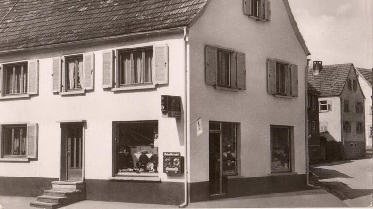 Der Tante-Emma-Laden in Haus Nummer 178 um das Jahr 1955. Der Tante-Emma-Laden in Haus Nummer 178 um das Jahr 1955.