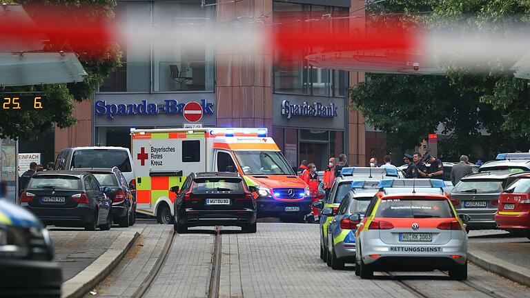 In Würzburg hat ein Mann am Freitag wahllos Menschen mit einem Messer attackiert. Was Sie dazu wissen müssen, erfahren Sie hier.