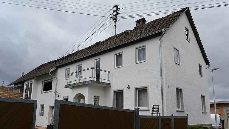 Der Dachstuhl dieses Hauses in Großwenkheim stand am vergangenen Samstagabend in Flammen.