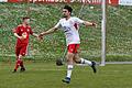 Shehabeldin Abdelhafiz (vorne) jubelt über seinen Treffer zum 1:0 für die FT Schweinfurt II im Spiel gegen die DJK Altbessingen (links) Marcel Warmuth-Hartmann.