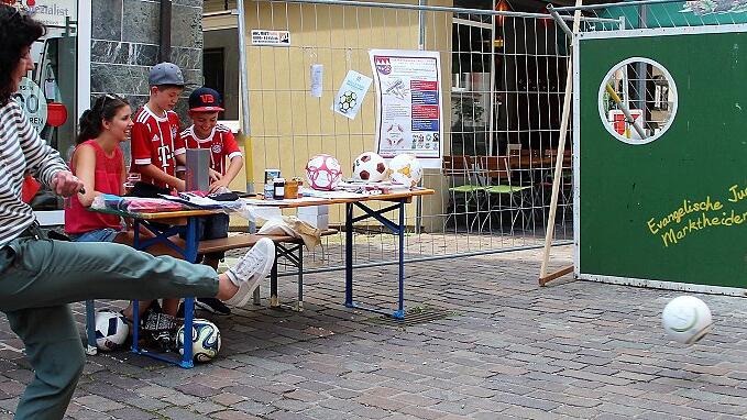 Fairtrade-Fußball: Bürgermeisterin Helga Schmidt-Neder nahm beim Torwandschießen auf dem Marktheidenfelder Marktplatz genau Maß.