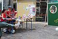 Fairtrade-Fußball: Bürgermeisterin Helga Schmidt-Neder nahm beim Torwandschießen auf dem Marktheidenfelder Marktplatz genau Maß.