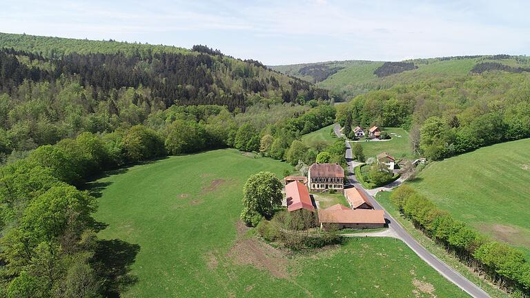 Luftaufnahme des Hofgutes Erlenfurt im Hafenlohrtal. Luftaufnahme des Hofgutes Erlenfurt im Hafenlohrtal.