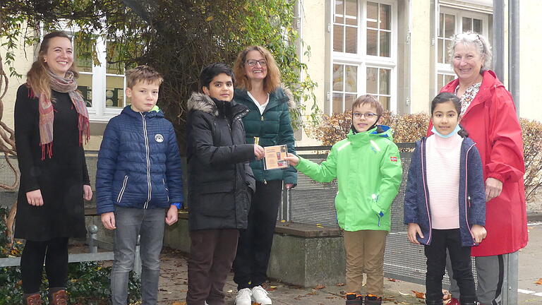 Teilen bringt am Ende mehr: Lehrerin Florentine Klopfer, Heidrun Zink (Leiterin der Pestalozzi-Schule), Birgit Pensel (Leiterin der Dr.-Pfeiffer-Grundschule), Leo und Ibrahim, Luca und Seynep bei der Übergabe des fertigen Films an die Grundschüler in der Nachbarschaft.