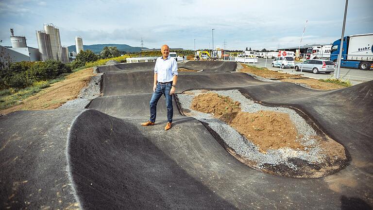 In Knetzgau entstand im Sommer 2021 ein Bike- und Skatepark, von dem sich nicht nur Bürgermeister Stefan Paulus einiges erhoffte.