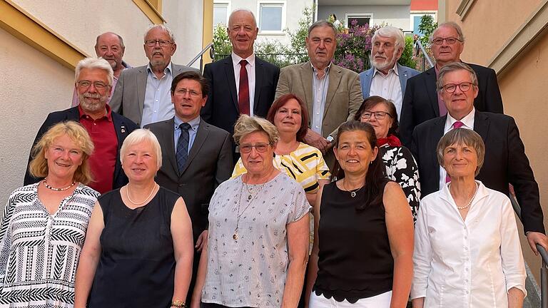 Beim Ehrungsabend der Kreis-SPD waren dabei (vorne von links) Marita Gläßel, Sonja Ries, Monika Fischer, stellvertretende Landrätin Christine Haupt-Kreutzer, Sibylle Gernert, (in der Mitte von links) Harald Schmid, Kürnachs Bürgermeister René Wohlfart, Sibylle Brandt, Gertraud Azar, Kreisvorsitzender Volkmar Halbleib sowie (hinten von links) Hans Holzinger, Rainer Kinzkofer, Eberhard Götz, Bernhard Schlereth, Peter Wesselowsky und Rudi Hepf.