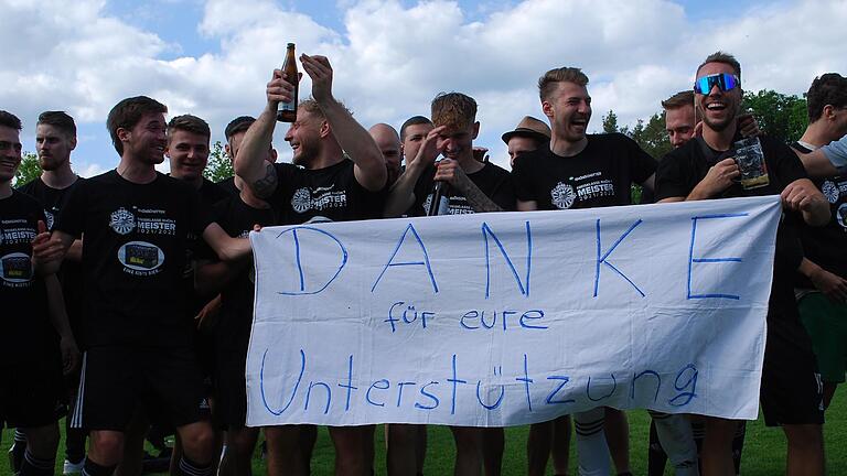 Mit einem Plakat bedankten sich die Spieler bei den Fans. Foto: Thomas Sturm       -  Mit einem Plakat bedankten sich die Spieler bei den Fans. Foto: Thomas Sturm