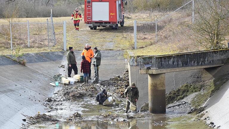 Die Feuerwehr mit ihrer Pumpentechnik war ein wichtiger Partner bei der Naturschutz-Aktion.