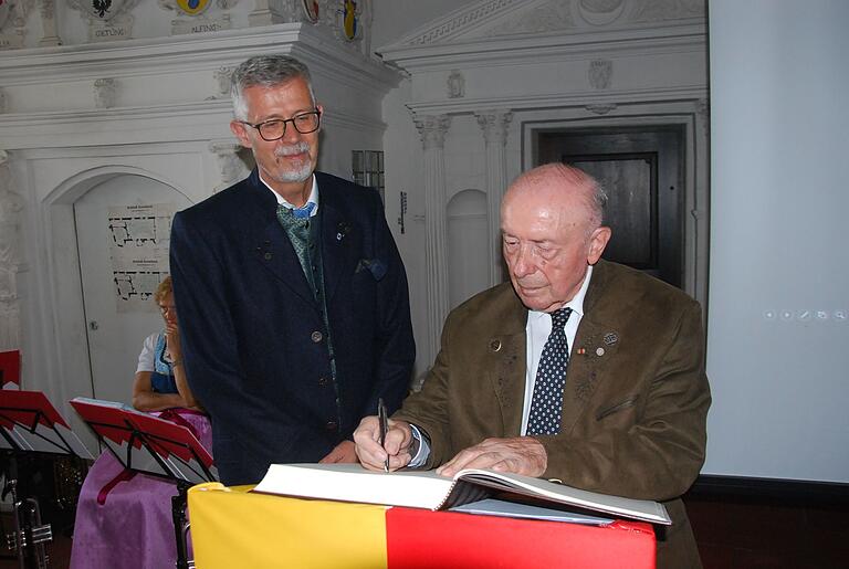 Eintrag ins Goldene Buch der Gemeinde Eintrag ins Goldene Buch der Gemeinde