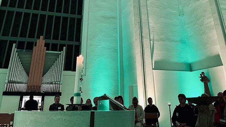 Zum Abschluss des Tages feierten die Gottesdienstbeauftragten eine „Nacht der Hoffnung“ in der illuminierten Kirche Sankt Anton.