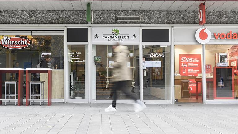 Blick auf den CDB-Shop der Kette 'Cannameleon' in der Eichhornstraße in Würzburg. Blick auf den CDB-Shop der Kette 'Cannameleon' in der Eichhornstraße in Würzburg. 