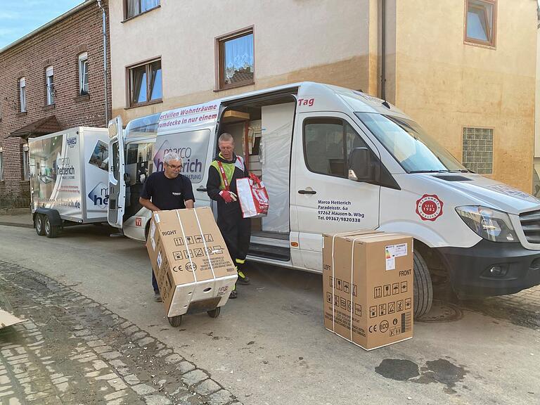Alfred Hetterich aus Hausen (links) und Frank Sendner aus Fährbrück am 5. August beim Ausladen der Kühlschränke und Waschmaschinen in Dernau. Das Fahrzeug mit Hänger hat die Firma Marco Hetterich wieder zur Verfügung gestellt. Alfred Hetterich aus Hausen (links) und Frank Sendner aus Fährbrück am 5. August beim Ausladen der Kühlschränke und Waschmaschinen in Dernau. Das Fahrzeug mit Hänger hat die Firma Marco Hetterich wieder zur Verfügung gestellt.