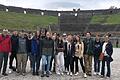 Die Exkursionsgruppe des FLSH Schloss Gaibach mit ihren Lehrkräften Martin Redweik (links) und Dorothea Karl (rechts).