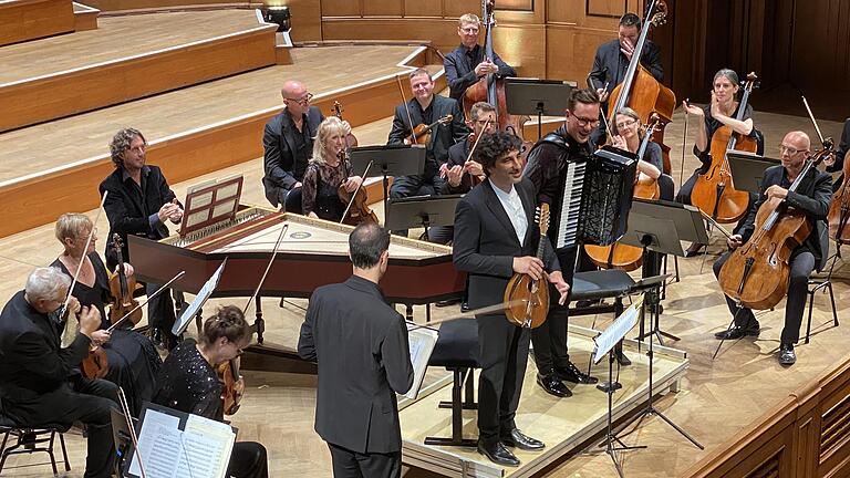 Martynas Levickis (Akkordeon) und Avi Avital (Mandoline) überzeugten beim Kissinger Sommer als fabelhafte Solisten der Londoner Academy of St. Martin in the Fields.       -  Martynas Levickis (Akkordeon) und Avi Avital (Mandoline) überzeugten beim Kissinger Sommer als fabelhafte Solisten der Londoner Academy of St. Martin in the Fields.