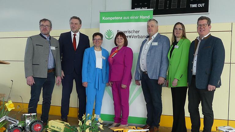 „Treffpunkt der Landwirtschaft“ in der Werntalhalle Poppenhausen  (von links) Kreisobmann Edgar Thomas, Günther Felßner, Bezirksbäuerin Maria Hoßmann, Kreisbäuerin Edeltraud Häusler, Schweinfurts Obmann Michael Reck, Kreisbäuerin Barbara Göpfert...       -  „Treffpunkt der Landwirtschaft“ in der Werntalhalle Poppenhausen  (von links) Kreisobmann Edgar Thomas, Günther Felßner, Bezirksbäuerin Maria Hoßmann, Kreisbäuerin Edeltraud Häusler, Schweinfurts Obmann Michael Reck, Kreisbäuerin Barbara Göpfert und Bezirkspräsident Stefan Köhler.