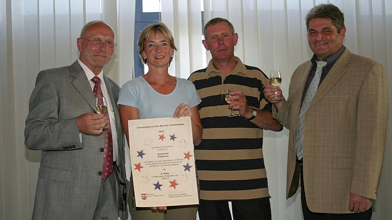 Im Juli 2003 freuten sich die damaligen Verantwortlichen, Quettehous Bürgermeister Charles Poisson, Martina Körber (Vorsitzende des Vereins für Deutsch-Französische Freundschaft Erlabrunn), André Lefèvre (Vorsitzender des Partnerschaftskomitees Quettehou) und Erlabrunns Bürgermeister Günter Muth beim Besuch einer Delegation aus der französischen Partnergemeinde über eine Auszeichnung des Bezirks Unterfranken für besondere Verdienste um die Deutsch-Französische Partnerschaft.