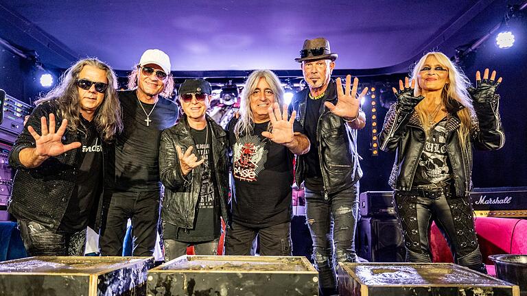 Scorpions und Doro verewigen sich       -  Die Scorpions haben bei ihrem Auftritt in Wacken auch Unterstützung von Doro Pesch bekommen.