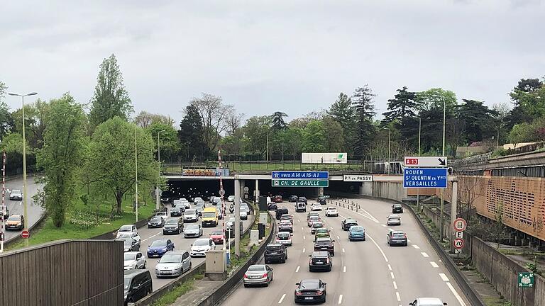 Paris verteuert Parken für schwere Autos - Dreimal mehr für SUV - Auf der Pariser Stadtautobahn gilt künftig Tempo 50 (Archivbild). Paris verteuert Parken für schwere Autos - Dreimal mehr für SUV - Auf der Pariser Stadtautobahn gilt künftig Tempo 50 (Archivbild).