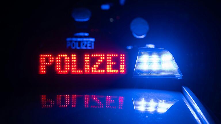 Nach einer nächtlichen Verfolgungsjagd mit der Polizei im April 2024 musste sich eine 21-Jährige jetzt vor Gericht verantworten (Symbolbild). Nach einer nächtlichen Verfolgungsjagd mit der Polizei im April 2024 musste sich eine 21-Jährige jetzt vor Gericht verantworten (Symbolbild).
