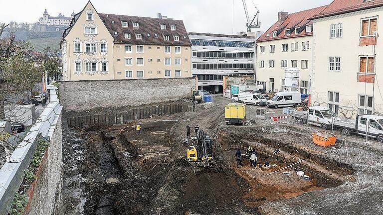 Die Baustelle im Franziskanerkloster: Hier entsteht das neue Bettenhaus des benachbarten Hotel Rebstock. Den Neubau bezuschusst der Staat mit Geldern aus der &bdquo;PremiumOffensive Tourismus&ldquo;.