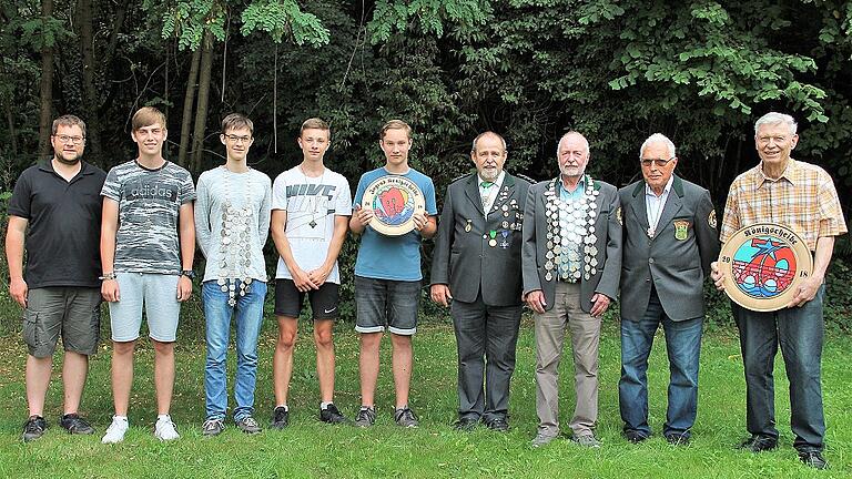 Neue Schützenkönige bei den Königlich-Privilegierten in Marktheidenfeld (von links): Gauschützenmeister Andreas Kleineberg, Christian Plass, Jugend-König Silas Winzenhöller, Wladimir Gadsezkij, Eric Walter, Schützenmeister Dieter Spiegel, Schützenkönig Gerhard Götze, Heinz Ruppert und Karl Weißenberger.