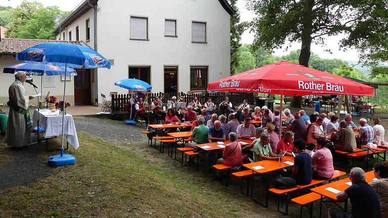 Gebet und Gesang in einzigartiger Naturkulisse: Diakon Werner Schüssler verstand es beim Berggottesdienst am Schweinfurter Haus mit seinen Worten die Herzen der Besucher aus nah und fern zu erreichen.