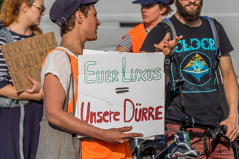 Rund 50 Menschen der Gruppe 'Letzte Generation' nahmen am Mittwoch an einem Protestmarsch vom Röntgenring über die Friedensbrücke in Würzburg teil.