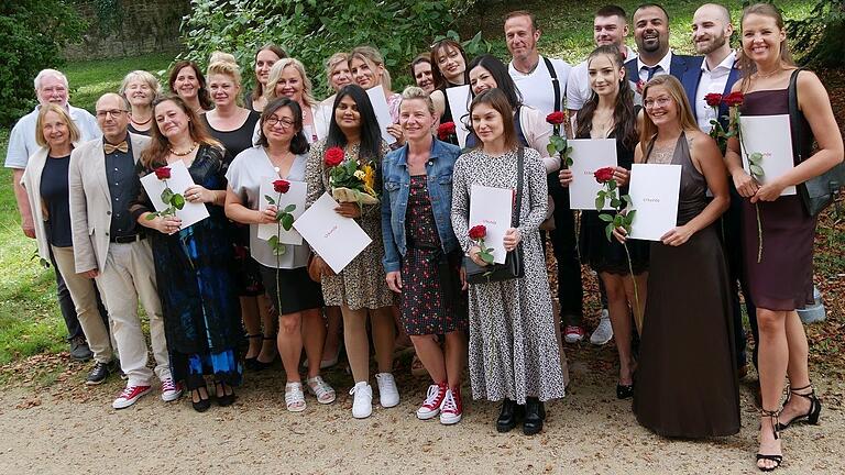 23 Absolventinnen und Absolventen der Pflegeausbildung und der Altenpflegehilfe verabschiedete das Bildungszentrum der Johanniter in Wertheim.