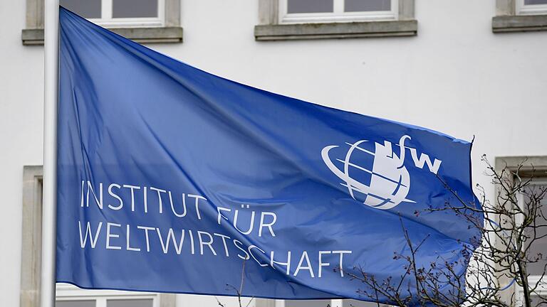 Wehende Institutsflagge       -  Das IfW Kiel rechnet für dieses Jahr mit einer schrumpfenden Wirtschaftsleistung in Deutschland. (Archivbild)