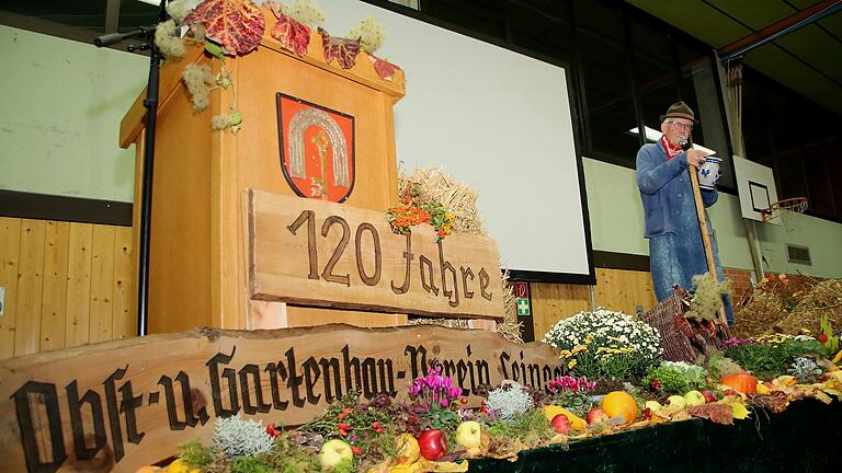 Das prominenteste fränkische Wengertsbäuerle, alias Günter Stock sorgte mit seinem unnachahmlichen fränkischen Humor für Unterhaltung beim Kommers des Obst- und Gartenbauverein in der Leinachtalhalle.