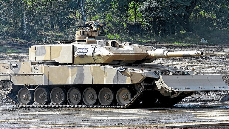 Wüstenemirat interessiert sich für Leopard 2: Katar könnte laut Nachrichtenmagazin „Spiegel“ bis zu 200 deutsche Kampfpanzer kaufen wollen. Der Wert des Geschäftsvolumens könnte fast zwei Milliarden Euro betragen. Wüstenemirat interessiert sich für Leopard 2: Katar könnte laut Nachrichtenmagazin „Spiegel“ bis zu 200 deutsche Kampfpanzer kaufen wollen. Der Wert des Geschäftsvolumens könnte fast zwei Milliarden Euro betragen.