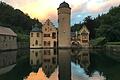 Wie im Märchen: Das romantisch im Spessart gelegene Schloss Mespelbrunn im Abendlicht.