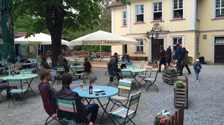 Heiraten in Würzburg       -  Eine Kombination aus Biergarten und Party-Schloss ist die Waldschänke Dornheim auf der Würzburger Talavera.