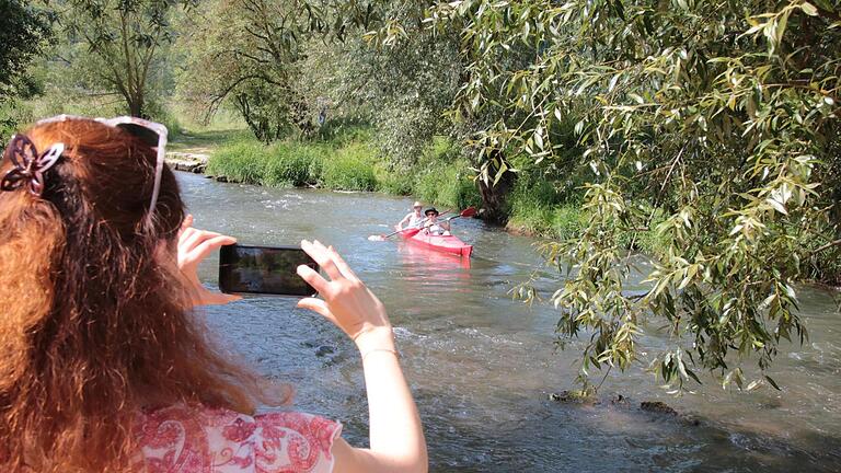Verena Dotzel, Leiterin der Tourist-Info, ist ständig auf Motiv-Suche. Hier lichtet sie an der Saale Kanu-Fahrer ab. Foto: Ralf Ruppert - Verena Dotzel, Leiterin der Tourist-Info, ist ständig auf Motiv-Suche. Hier lichtet sie an der Saale Kanu-Fahrer ab. Foto: Ralf Ruppert Verena Dotzel, Leiterin der Tourist-Info, ist ständig auf Motiv-Suche. Hier lichtet sie an der Saale Kanu-Fahrer ab. Foto: Ralf Ruppert - Verena Dotzel, Leiterin der Tourist-Info, ist ständig auf Motiv-Suche. Hier lichtet sie an der Saale Kanu-Fahrer ab. Foto: Ralf Ruppert