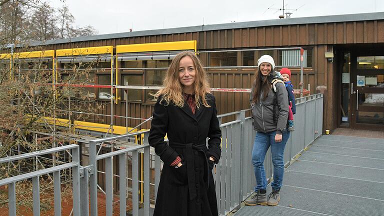 Die Gründerinnen Nicole Scherg und Monika Rosenkranz (mit Tochter Hanna) vor dem Eingang ihrer zukünftigen Montessori-Schule im Lohrer Stadtteil Wombach. Die Gründerinnen Nicole Scherg und Monika Rosenkranz (mit Tochter Hanna) vor dem Eingang ihrer zukünftigen Montessori-Schule im Lohrer Stadtteil Wombach.
