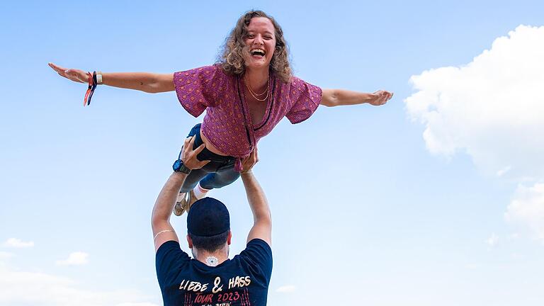 Vorsicht, nicht abstürzen! Am dritten Festivaltag war die Sonne dann vollends wieder zurück und verhalf wohl der ein oder andere Besucherin in andere Sphären.