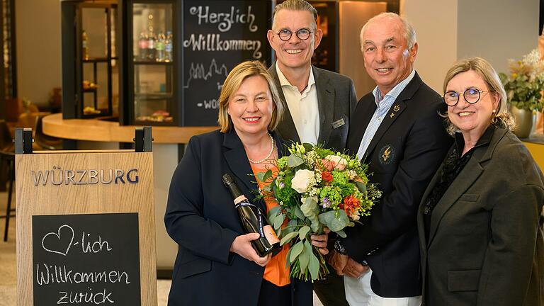 Hoteldirektorin Jasmin Kohlbrecher (v. l.), Dorint-Manager Kirsten Stolle, Fecht-Olympiasieger Alexander Pusch und Pressesprecherin Birgit Borreck freuen sich im Eingangsbereich des neu renovierten Dorint Hotels in Würzburg auf Gäste.