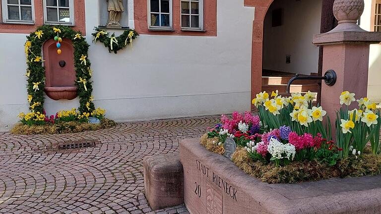 Die beiden dekorierten Rienecker Brunnen.