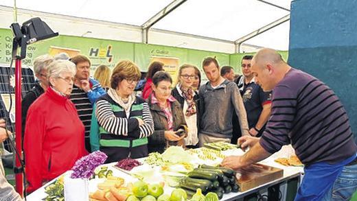 Viel Gemüse: Der Meister mit den Messerkünsten machte Lust aufs mediterrane Kochen oder zumindest Appetit auf Urlaub am Mittelmeer.