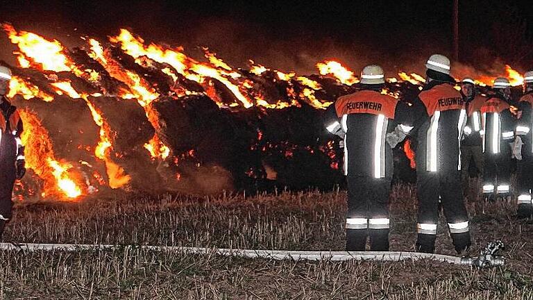 120 Strohballen stehen in Flammen &ndash; Kripo sucht Zeugen       -  In der Nacht zum Montag sind rund 120 Strohballen ein Raub der Flammen geworden. Zur Ursache ermittelt die Kriminalpolizei Schweinfurt und sucht Zeugen.