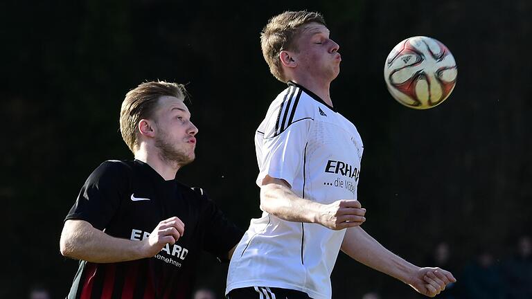 Duelle zwischen dem FC Reichenbach (links Patrick Hergenröther) und dem VfB Burglauer (Sven Bötsch) wird es künftig nicht mehr geben.