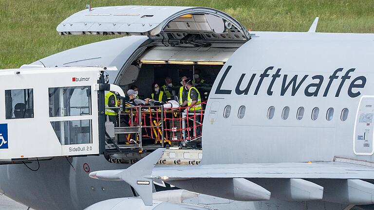 Dieses Flugzeug der Luftwaffe landete mit den verletzten Ukrainern an Bord am Donnerstag auf dem Flughafen Nürnberg.