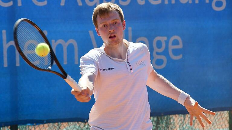 Mike Steib vom TC Weiß-Blau Würzburg, hier auf dem Bild bei einem Heimspiel in der Zweiten Bundesliga Süd im vergangenen Jahr, musste im Finale der nordbayerischen Tennis-Meisterschaften in der Halle ganz schön kämpfen und verlor am Ende äußerst knapp mit zwei Punkten.