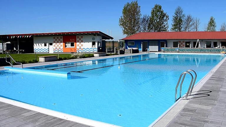Blick aufs Schwimmbecken im Freibad Gelchsheim.