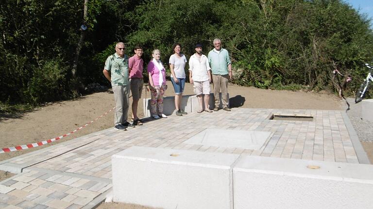 Werner Wolf, Günther Schäfer, Margarete Klein-Pfeuffer,Anja Pütz, Alexander Voigt und Joachim Helbig am Infopunkt 'Archäologie' beim Germanen-Gräberfeld in Kleinlangheim. Der Infopunkt wird auf Initiative des Arbeitskreises 'Kultur-Geschichte-Archäologie - Förderkreis Kirchenburg Kleinlangheim' erstellt. Nach einer Baumpflanzung und dem Aufstellen der Informations-Tafeln wird der Platz Mitte September eingeweiht. Werner Wolf, Günther Schäfer, Margarete Klein-Pfeuffer,Anja Pütz, Alexander Voigt und Joachim Helbig am Infopunkt 'Archäologie' beim Germanen-Gräberfeld in Kleinlangheim. Der Infopunkt wird auf Initiative des Arbeitskreises 'Kultur-Geschichte-Archäologie - Förderkreis Kirchenburg Kleinlangheim' erstellt. Nach einer Baumpflanzung und dem Aufstellen der Informations-Tafeln wird der Platz Mitte September eingeweiht.