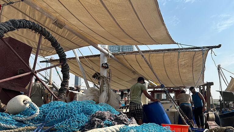 Heißes Wetter in Kuwait       -  Fischer müssen auch bei hoher Hitze draußen arbeiten.