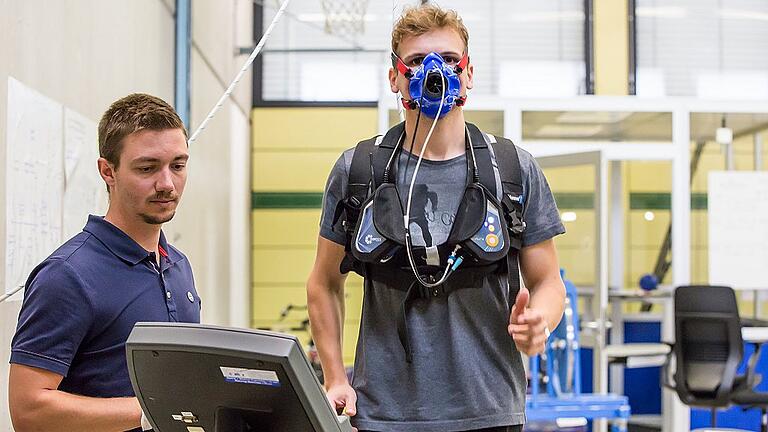 Labortest mit Spirometer an der Würzburger Sport-Uni: Doktorand Peter Düking (links) und ein Teilnehmer seiner Studie auf dem Laufband